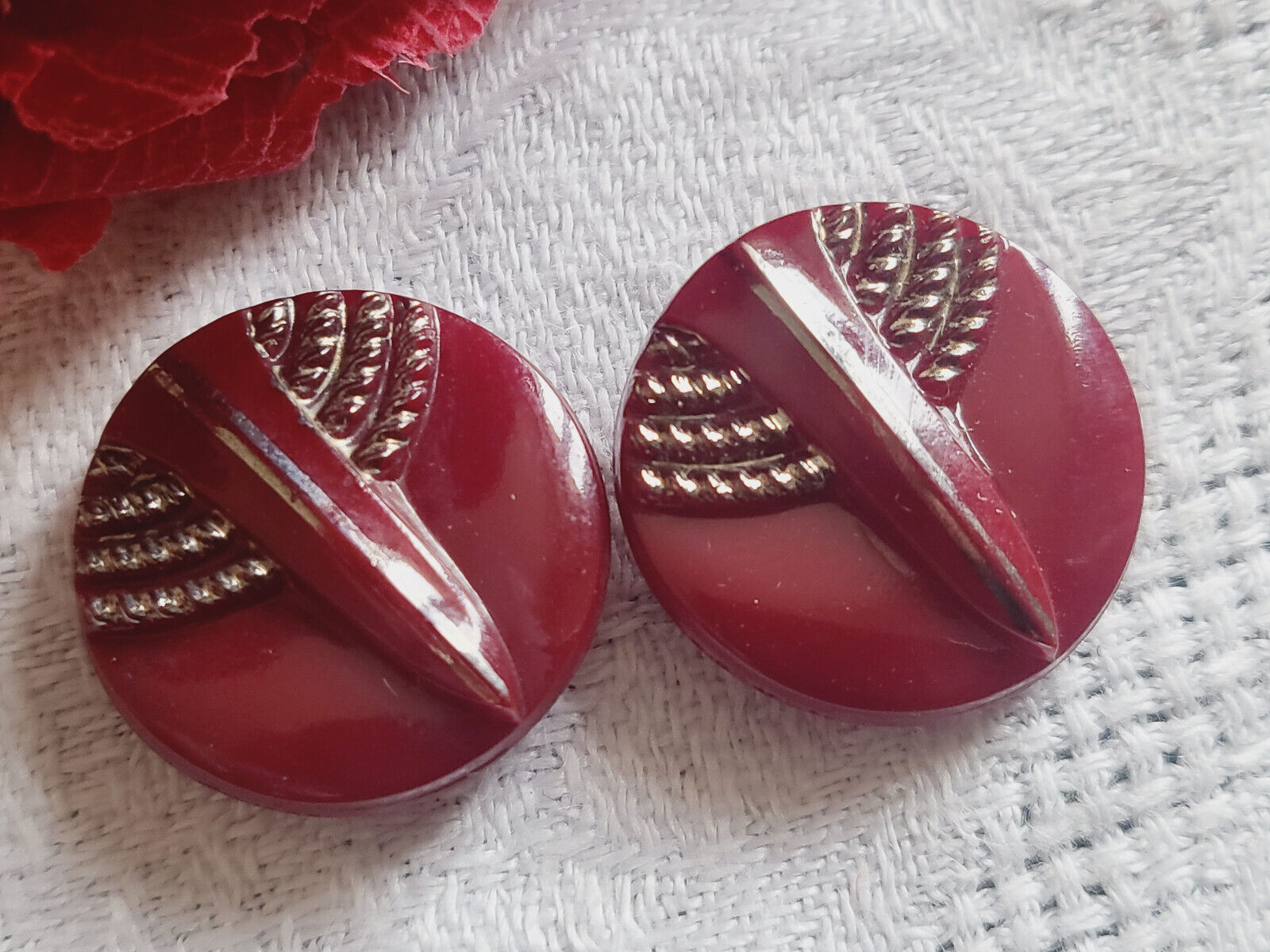 Duo boutons en verre rouge foncé argenté motif 1,8  cm  année 50 D9B