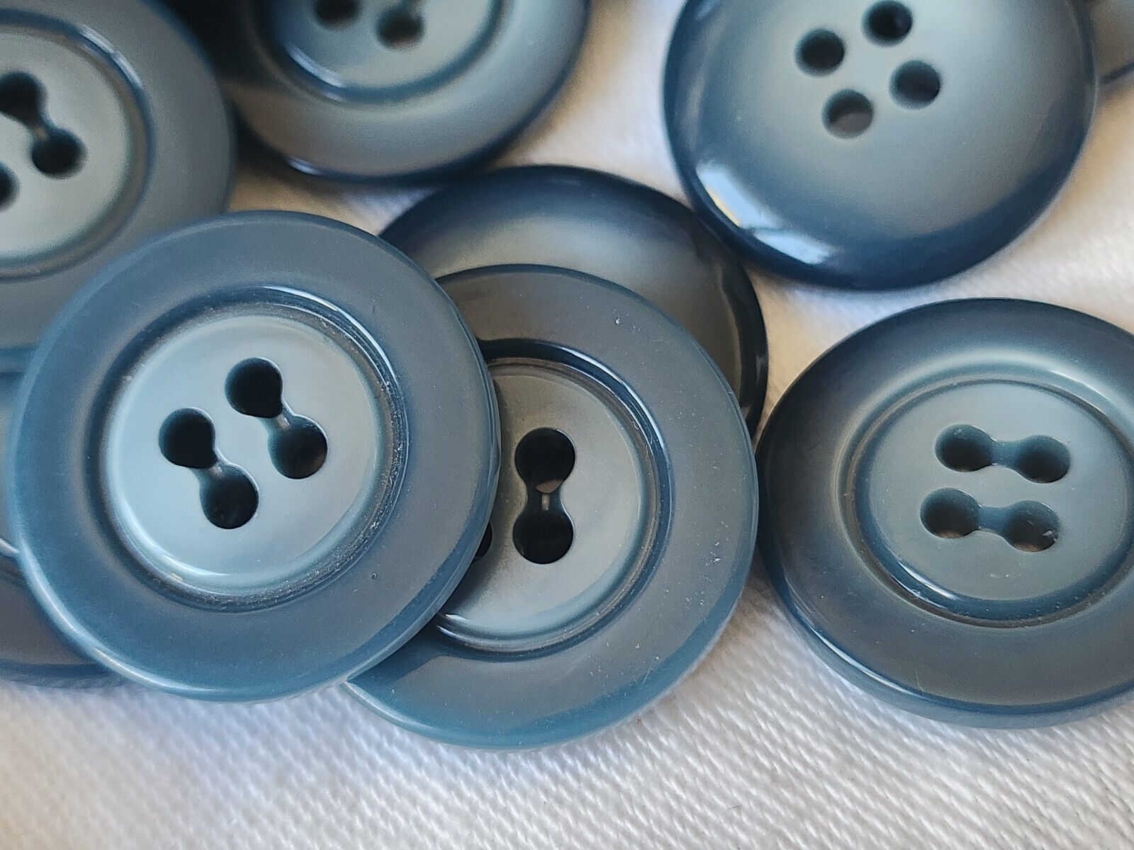 Lot 6 gros boutons vintage bleu lumineux  à trous 2,4 cm ref  3023
