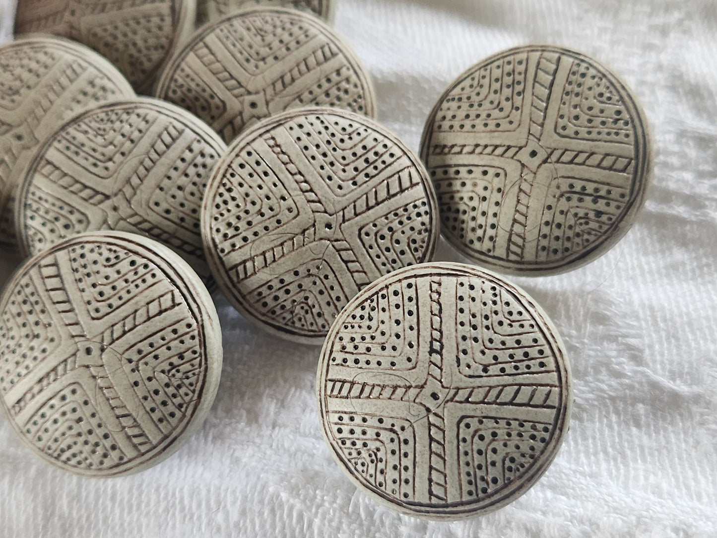 Lot 12 boutons gris pied   fond d'atelier 2,2 cm travaillé   ref 2402