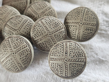 Lot 12 boutons gris pied   fond d'atelier 2,2 cm travaillé   ref 2402