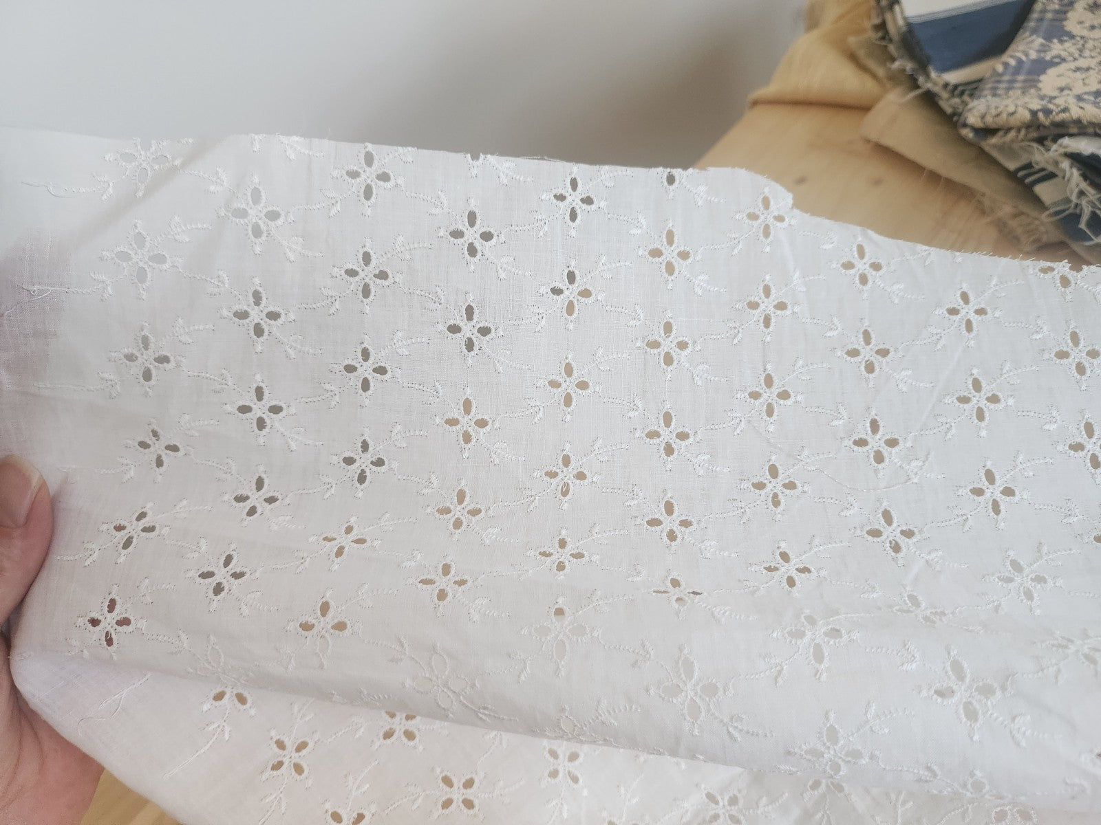 Ancien coupon de tissu vintage blanc ajouré au mini: 58 sur 131 cm B5