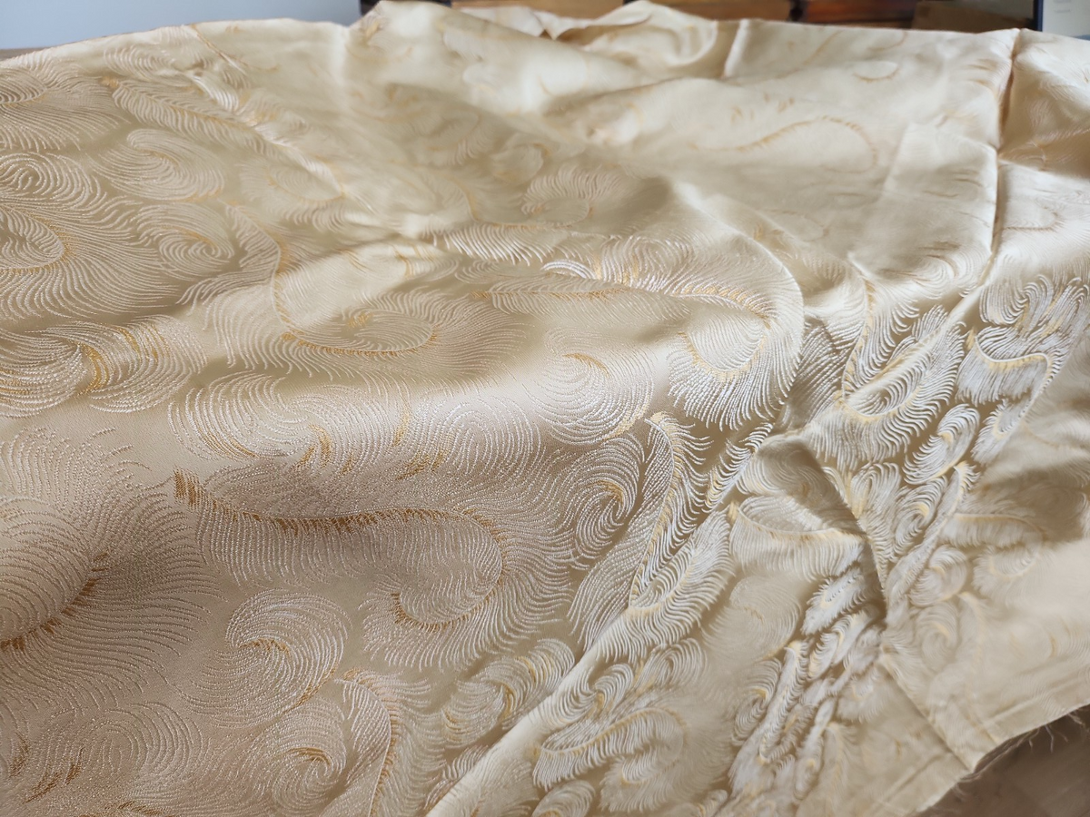 Tissu vintage soyeux beige motif plume broché? 1 m 70 sur 1 m 30 B4