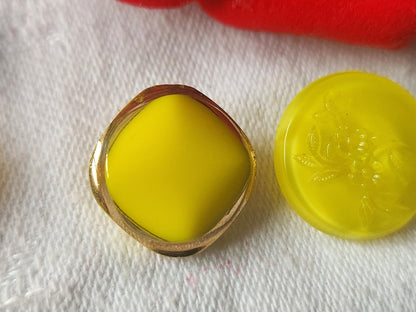 Duo boutons anciens en verre jaune travaillé vintage 1,6 et 1,8 cm D9B