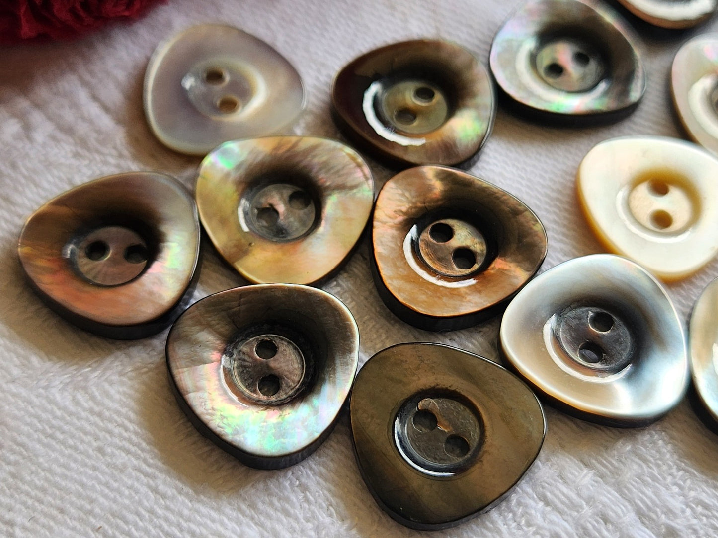 Lot 13 boutons vintage en nacre forme originale panaché 1,5 cm ref 1408