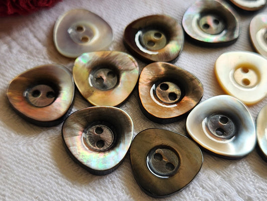 Lot 13 boutons vintage en nacre forme originale panaché 1,5 cm ref 1408