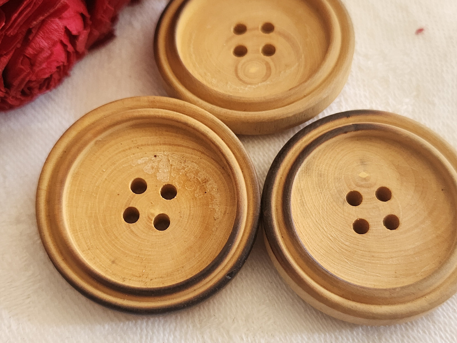 Trio gros boutons anciens en bois brut 3,1 cm à trous  ref 766