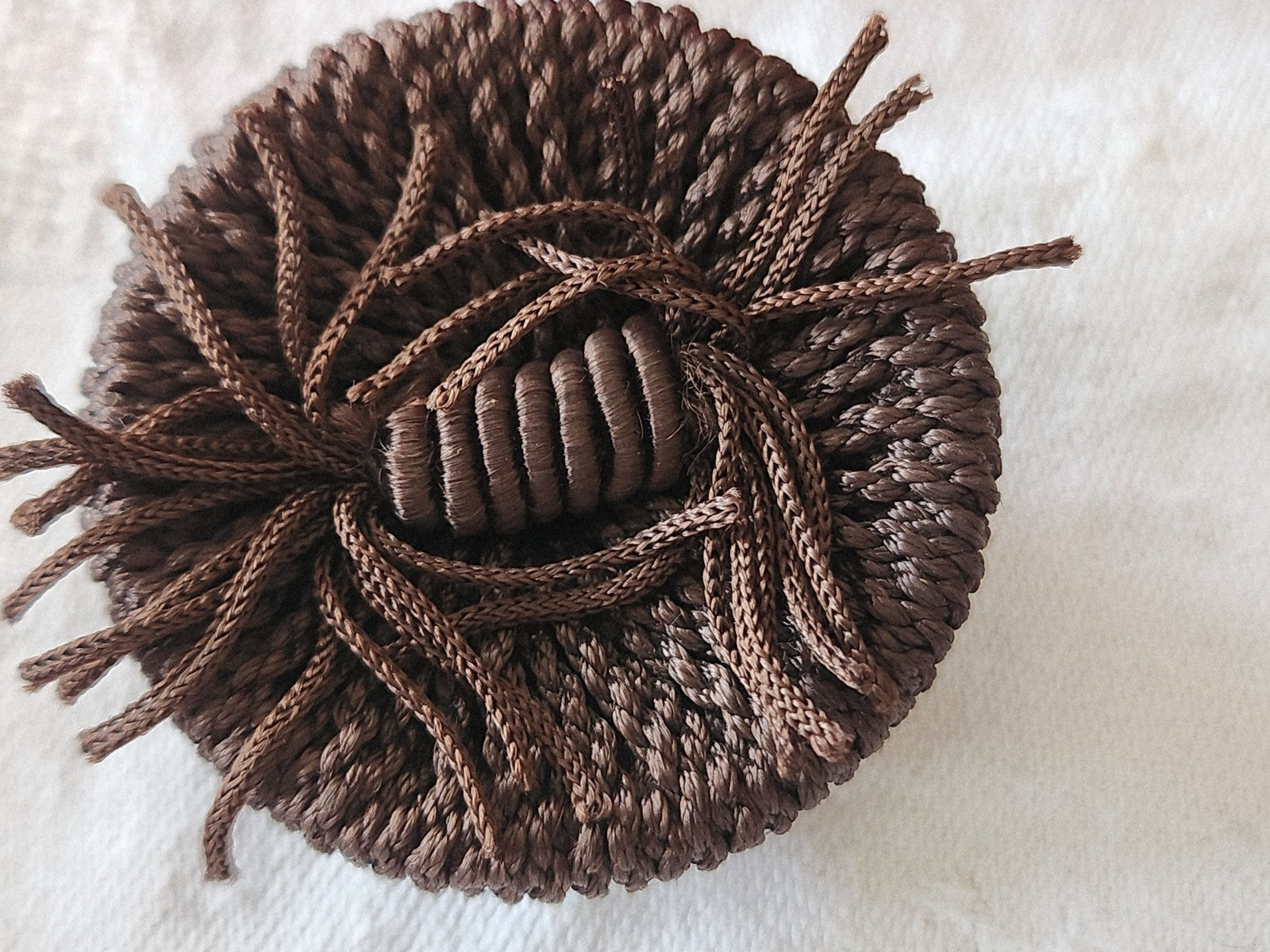 Enorme bouton ancien en passementerie marron 4,5 cm ref 6010