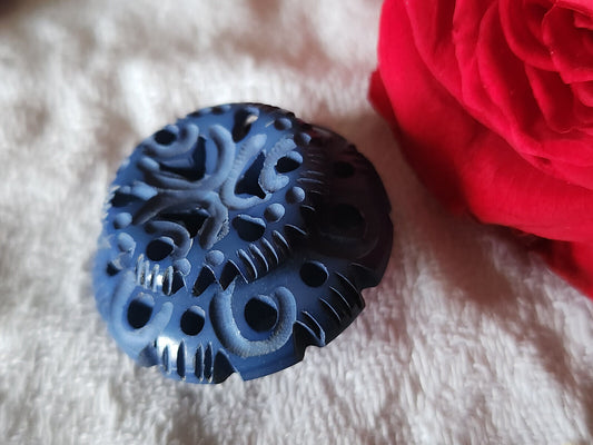 Gros bouton ancien collection bleu sculpté joli ajouré motif 2,6 cm  ref 953