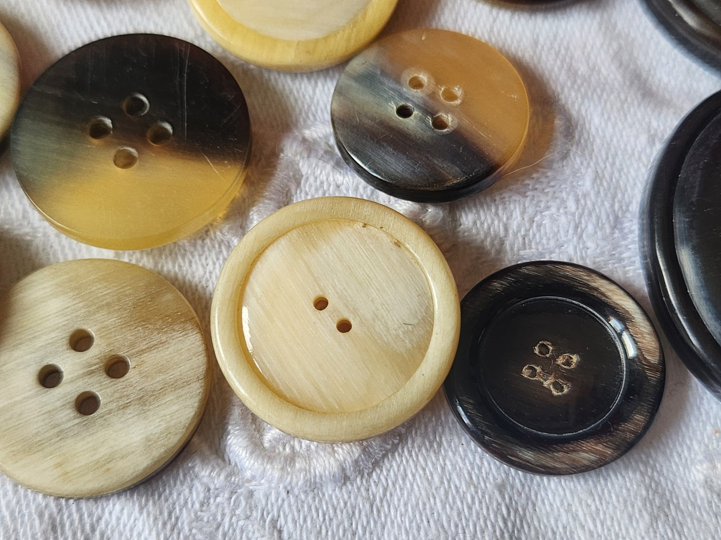 Lot 12 boutons anciens en corne creme 2 cm à 3,1 sur 3,6 cm ref 2058