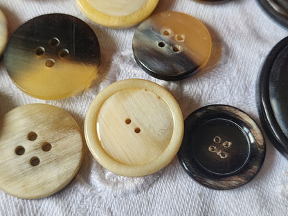 Lot 12 boutons anciens en corne creme 2 cm à 3,1 sur 3,6 cm ref 2058