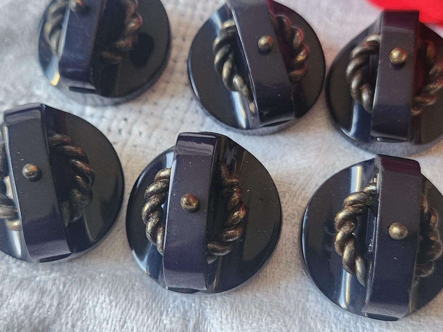 Lot 6 boutons anciens bleu fort relief chaine pied métal 2,6 cm ref 5560