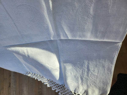 Ancien cache torchon ou serviette frangée blanc damassée B6