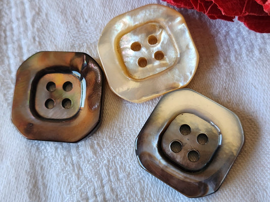 Trio gros boutons anciens en nacre carré  à trous 2,3 cm G15I