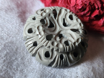 Bouton ancien collection gris sculpté joli ajouré motif 3 cm  ref 944
