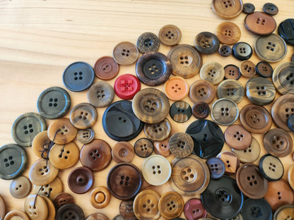 Gros lot de boutons anciens en corozo à trous un peu moins de 500 grammes T10