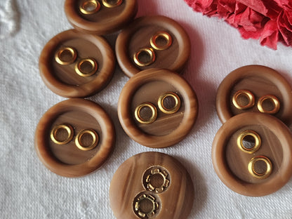 Lot 8 boutons vintage marron oeillet doré imiation bois mat 2,2 cm ref 6024
