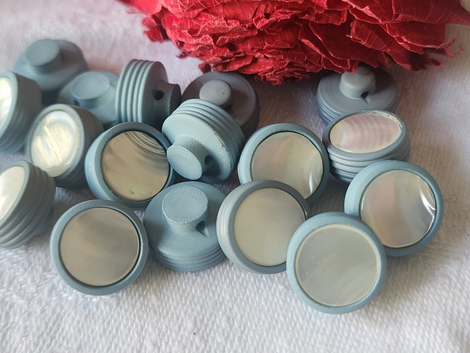 Lot 10 boutons anciens en nacre bleu pied petits 1,2 cm  ref 3745