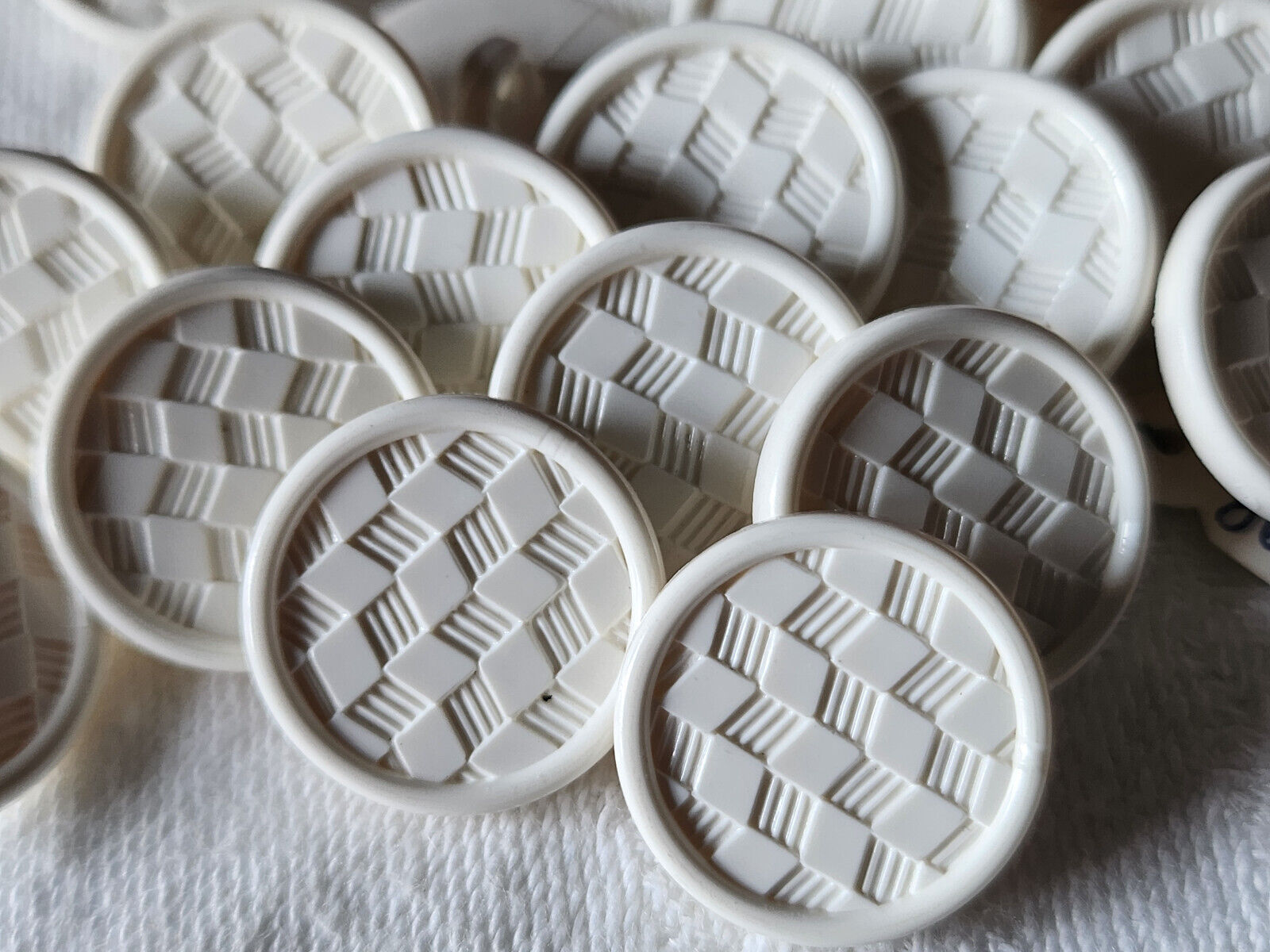 Lot 22 boutons vintage blanc damas  à pied finitions moyennes 1,8 cm ref 3342