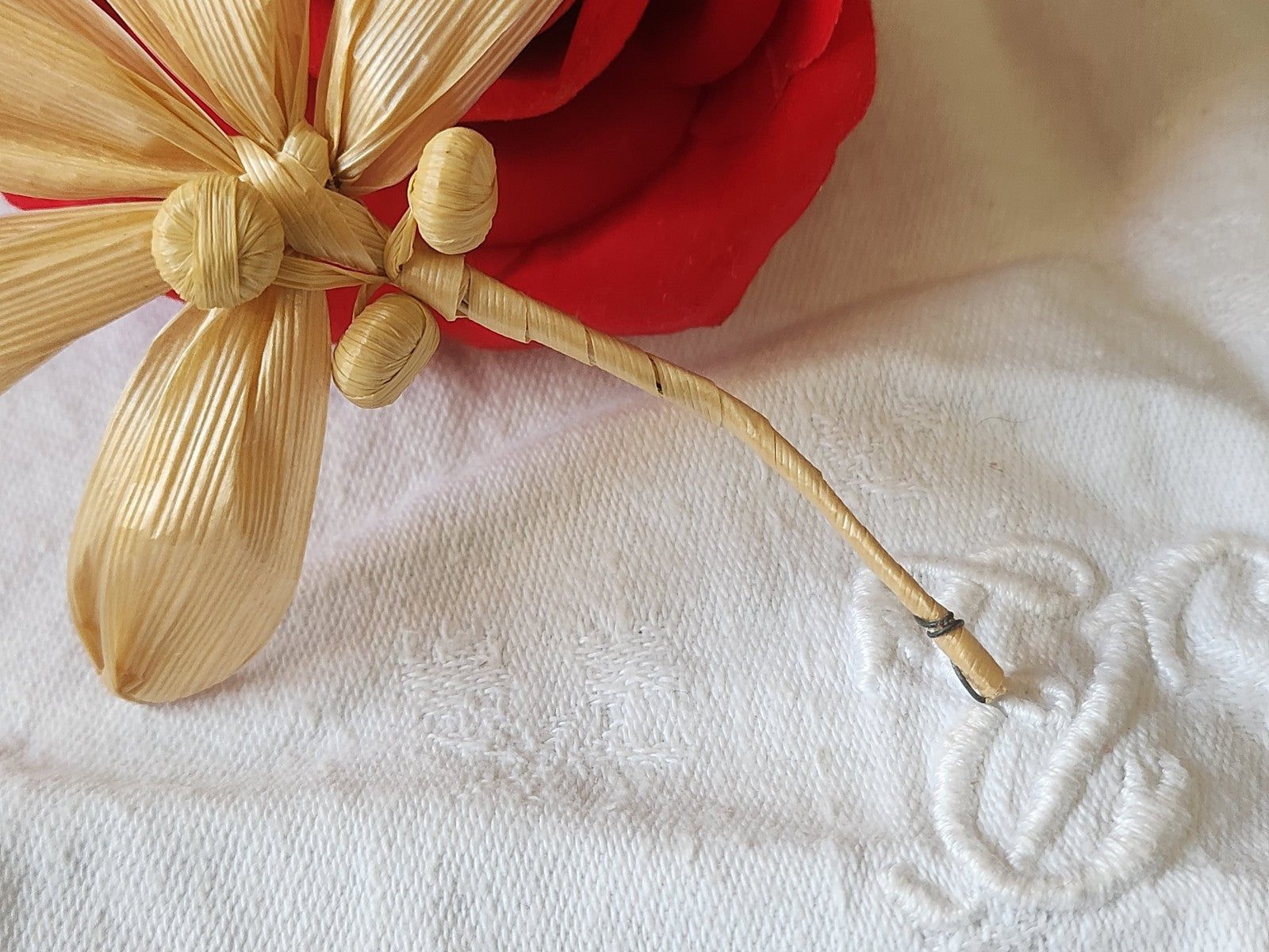 Ancien ornement chapeau creation modiste fleur rafia  beige  T0-02