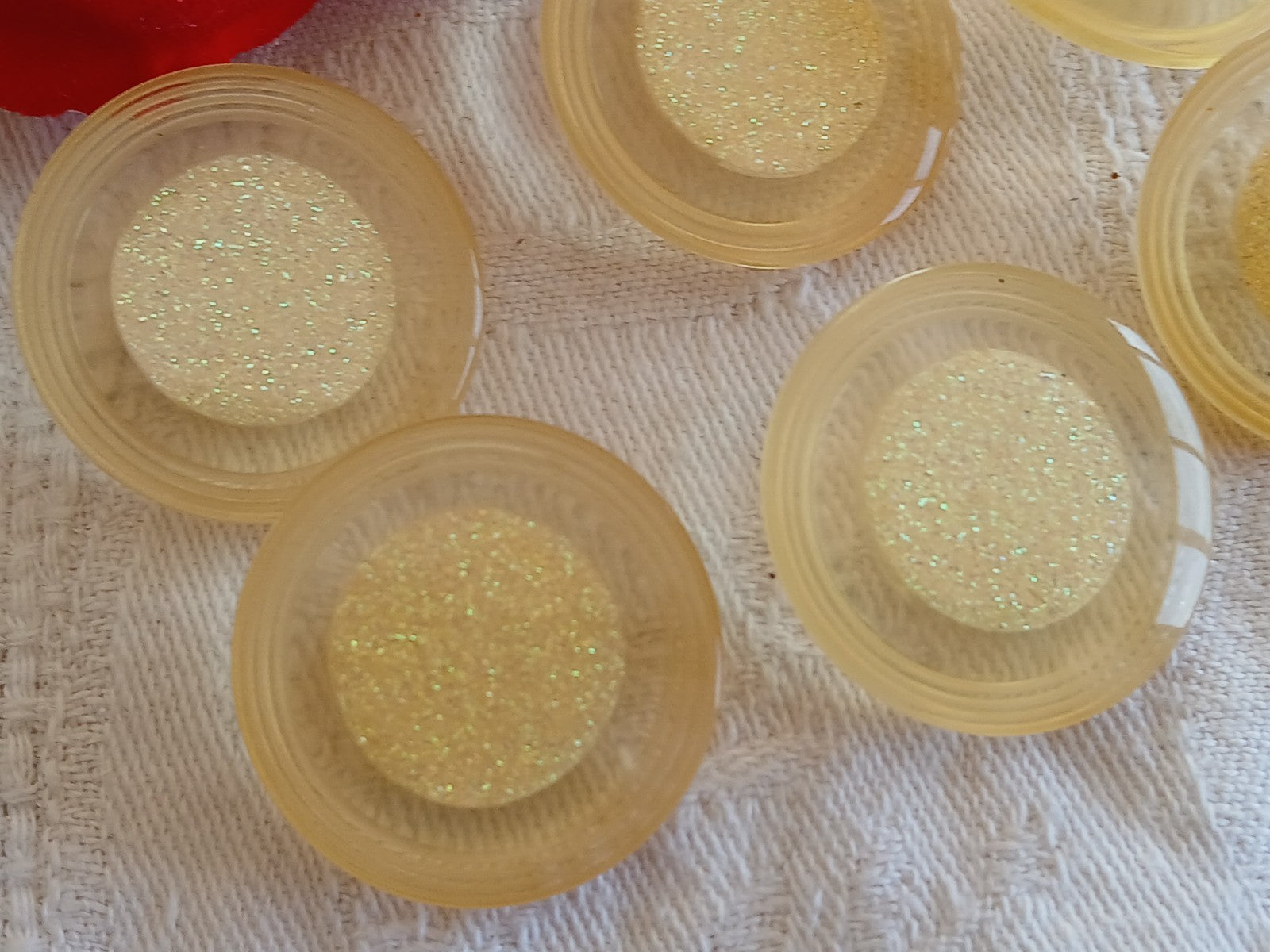 Lot 6 gros boutons vintage jaune paillette à pied 2,8 cm  28 mm ref 6482