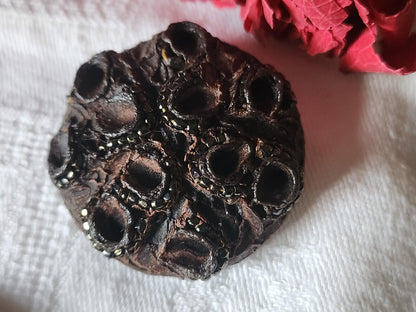 Enorme b outon vintage marron chaine perlé  pied 3,7 cm ref 1677