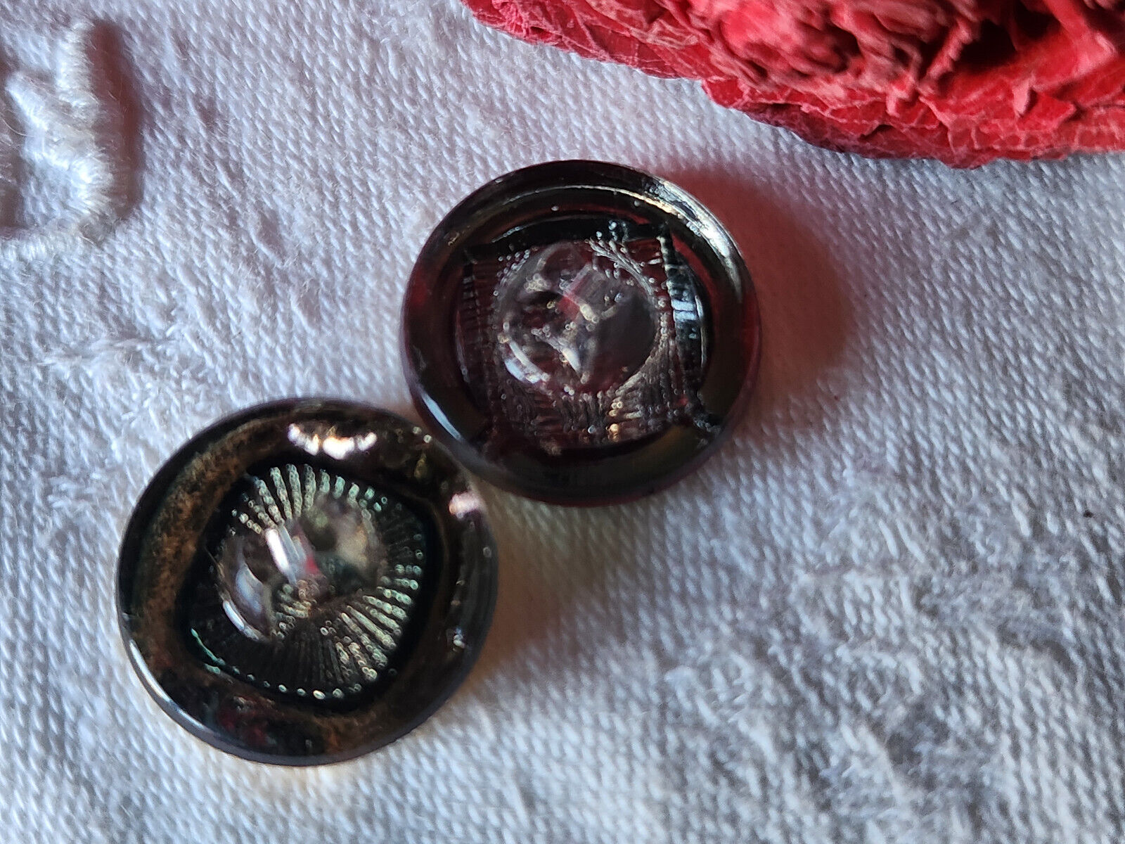 Duo boutons vintage en verre doré or travaillé diamètre 1,7 cm  D7Q
