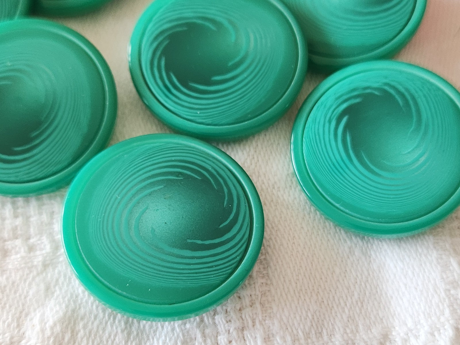Lot 8 gros boutons vintage camaieu vert pied 2,6 cm ref 5981