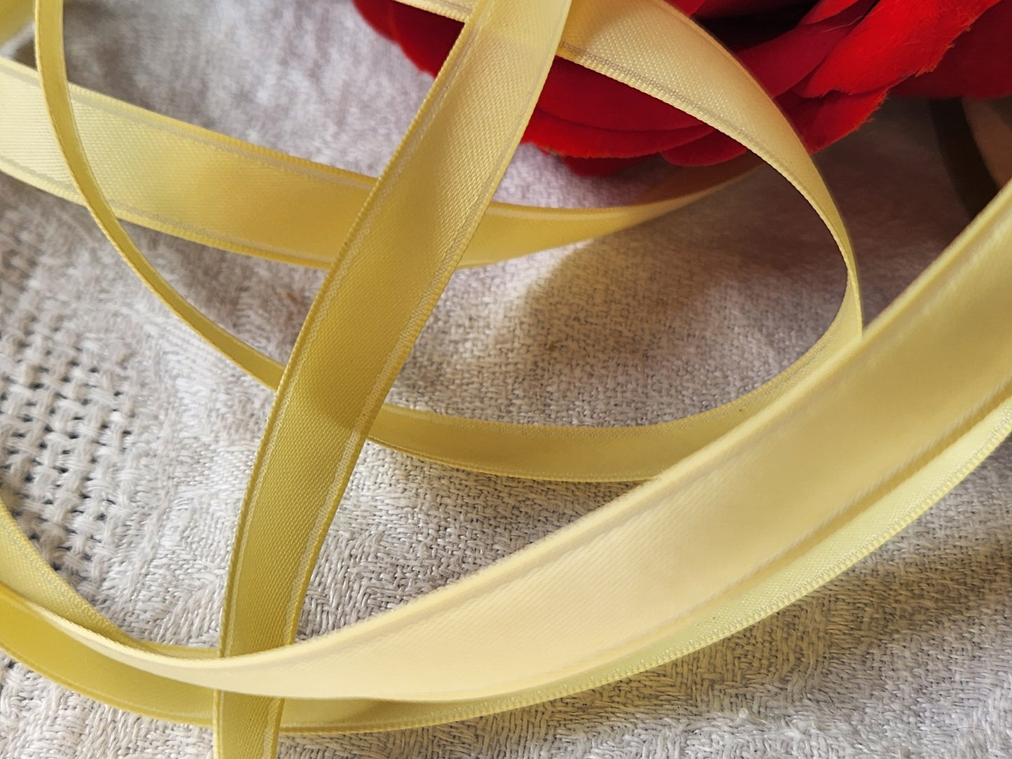 Ruban fin ancien nylon jaune  épais 10 mètres sur 1 cm modiste mercerie B5 n°21