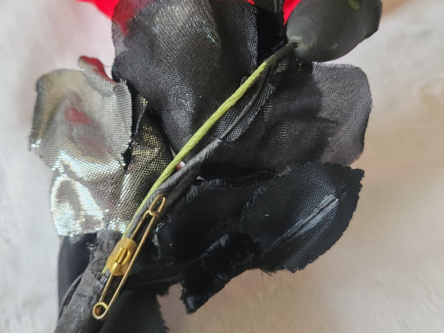 Lot deux fleurs ancienne  sur broche chapeau  13,5 cm T0-10