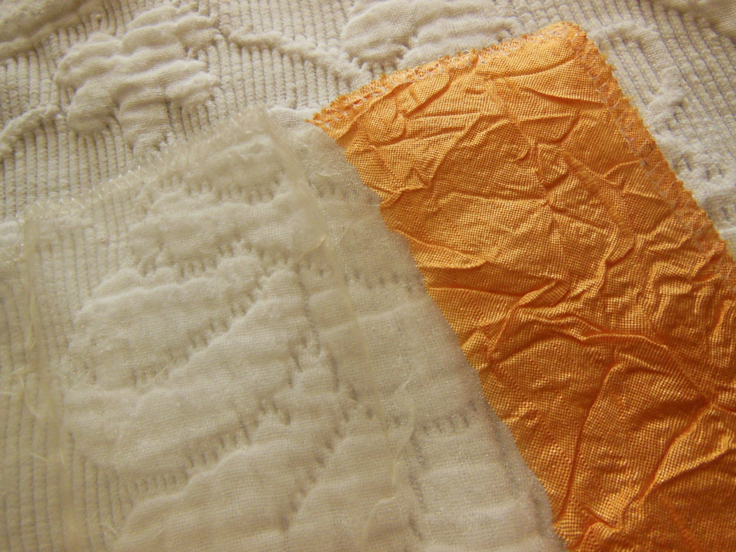 Coupon tissu brillant voilage orange jaune 74 cm sur 63 cm B3