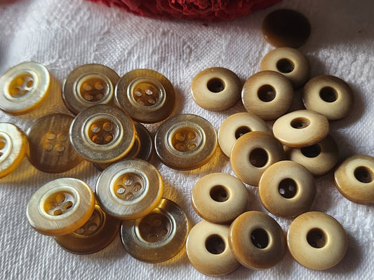 Lot 26 boutons vintage marron 2 séries  diamètre1,3 et 1,6 cm ref 2157