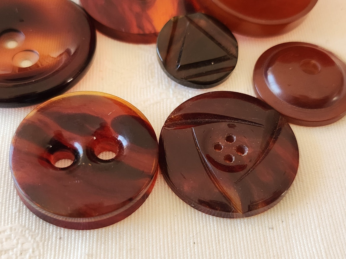 Lot 7 boutons anciens ambrés ambrolite ecaille 1,7 à 3,3 cm ref 6624