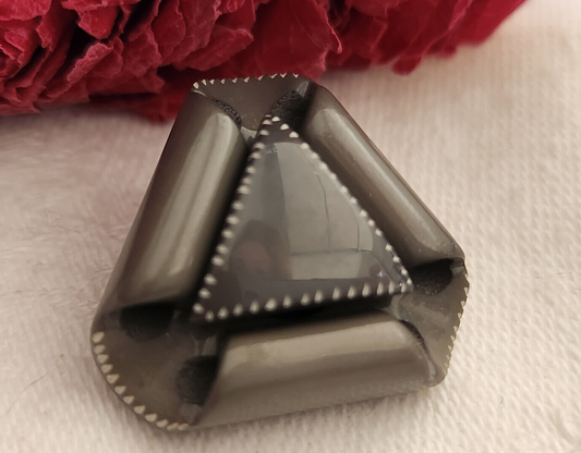 Collection bouton ancien gris volume triangle pied laiton 2,3 cm ref 4727