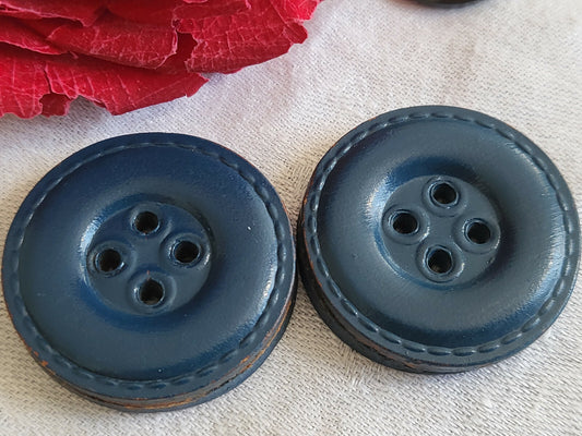 Duo gros boutons anciens en cuir bleu pourtour travaillé  3,1 cm D15T