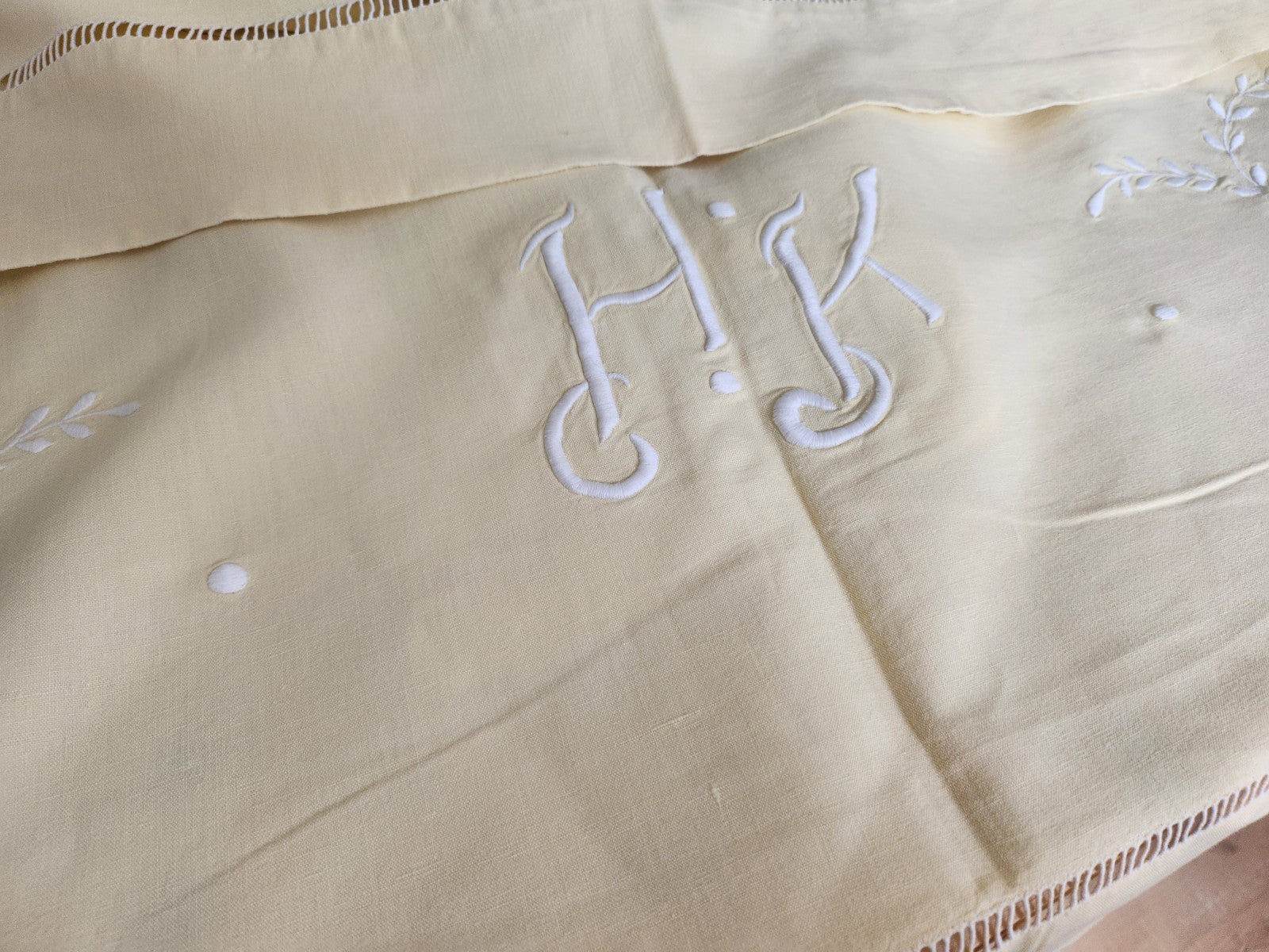 Lot deux draps anciens jaune monogrammes HK idéal rideau B6