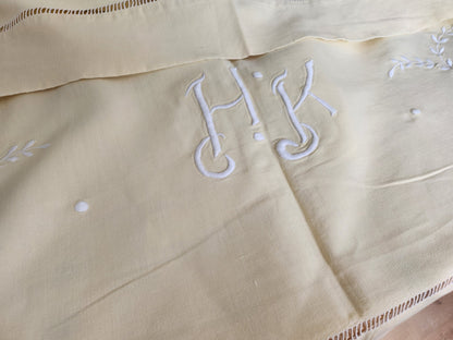 Lot deux draps anciens jaune monogrammes HK idéal rideau B6