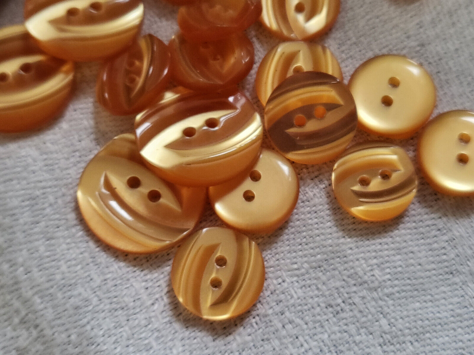 Lot 18 boutons  vintage  Orange  lumineux panaché diamètre 1,1 à 1,8 cm ref 1278