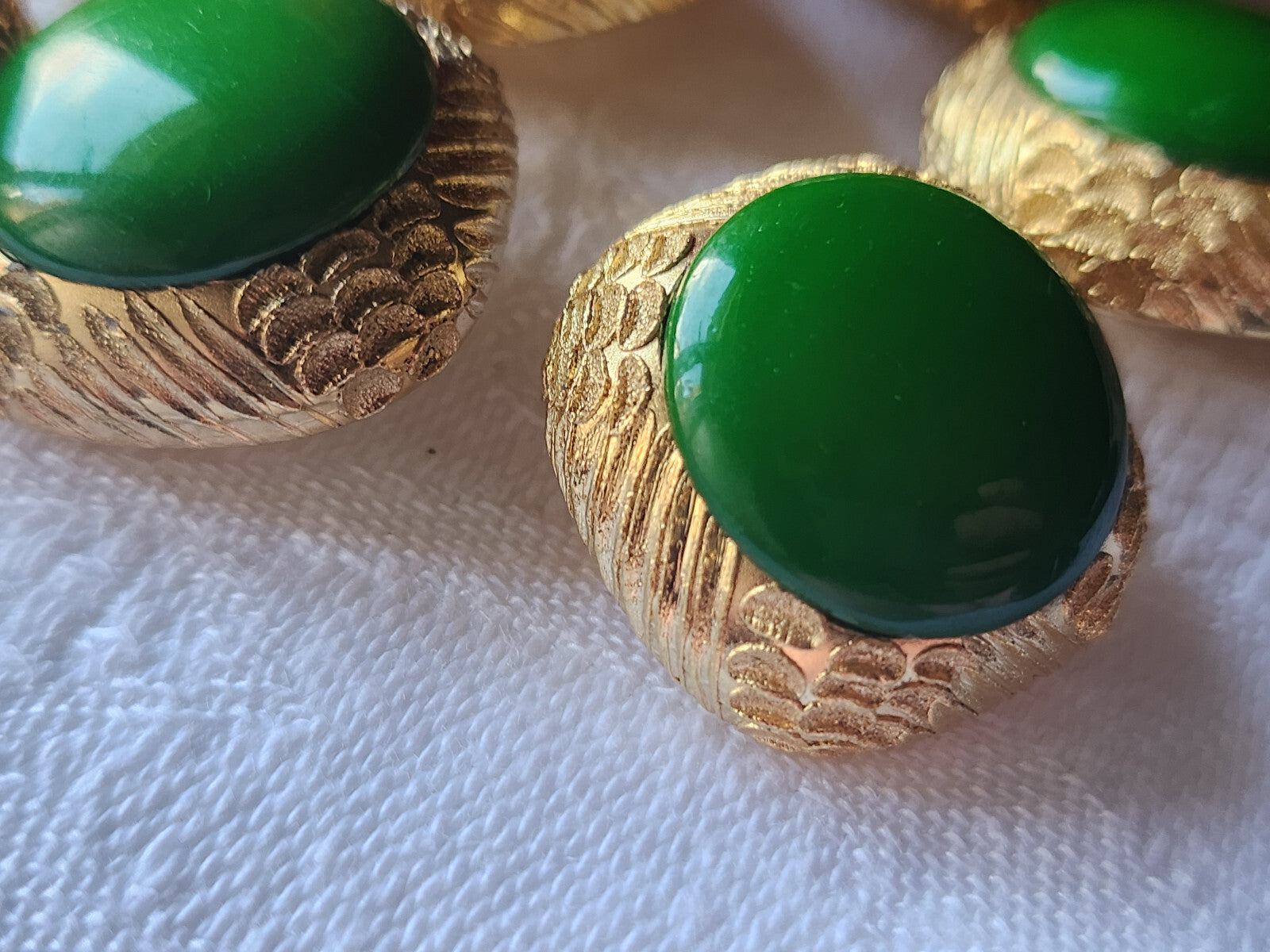 Lot 6 boutons vintage doré vert résine sculpté jolis pied  2,1 cm ref 2453
