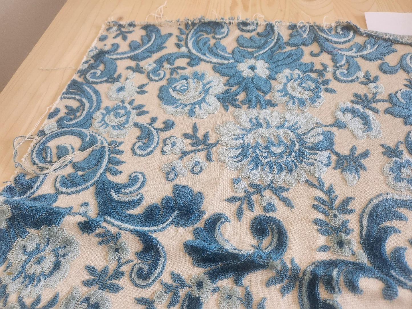 Ancien petit coupon de tapisserie bleu ecru 48 cm sur 53 cm B5