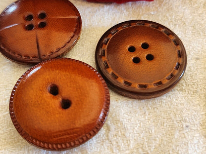 Trio boutons anciens en cuir panaché jolis neuf 2,7/ 2,8 cm ref 3017