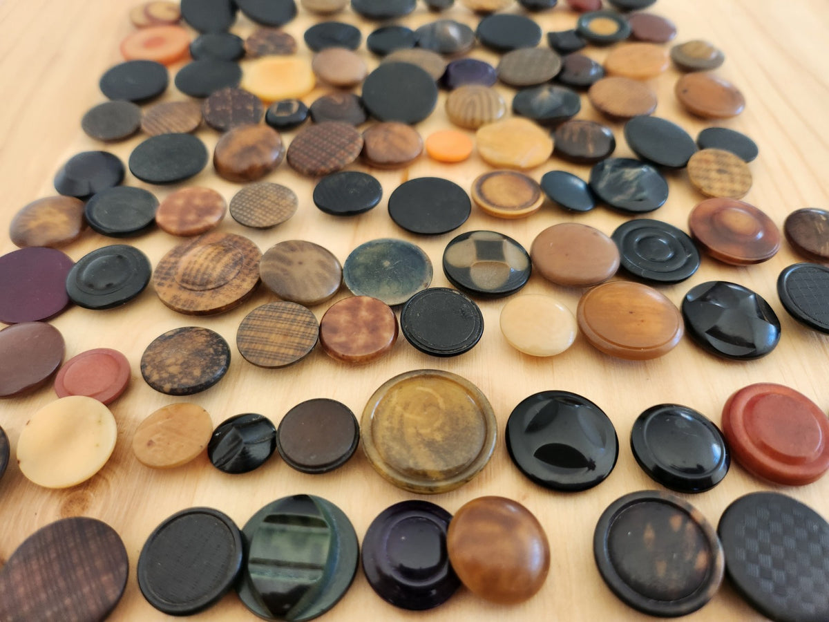 Lot 100 boutons anciens en corozo à pied 1 cm à 2 cm N°2 T10