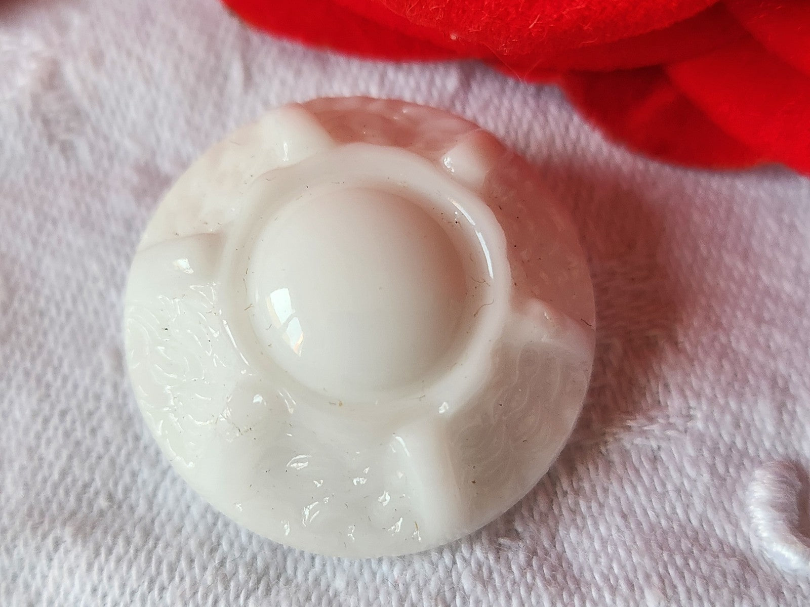 Gros bouton ancien en verre blanc motif 2,6 cm G17l