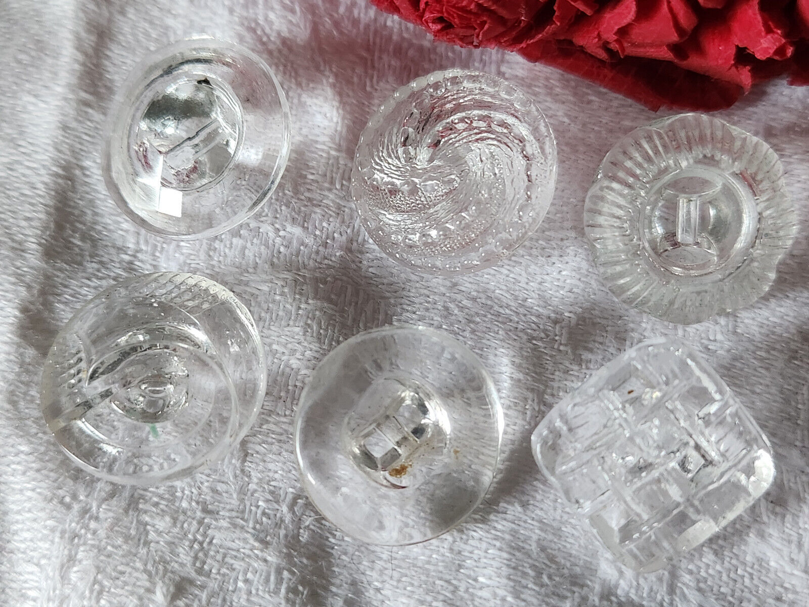 Lot 6 boutons anciens en verre transparent panaché 1,6 à 1,8 cm ref 2799