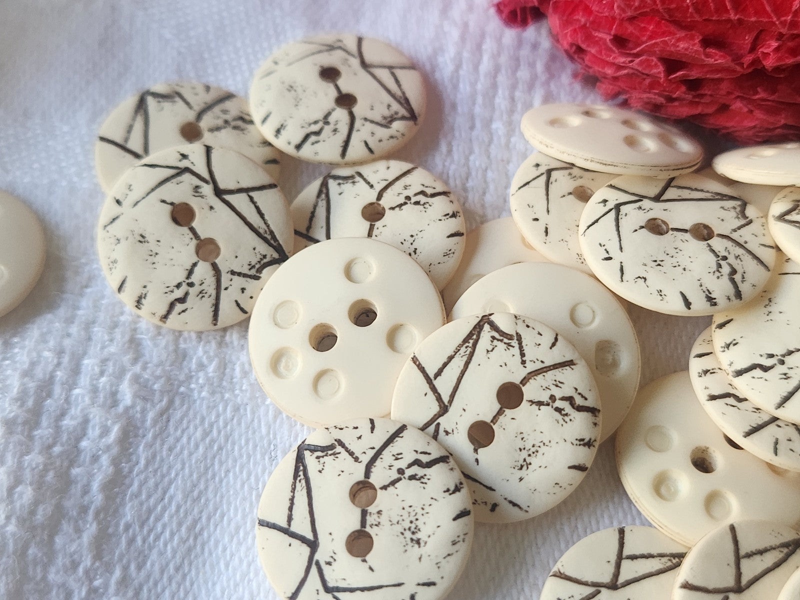 Lot 30  boutons effet craquelé creme veiné diamètre 2 trous  1,5 cm ref 5770