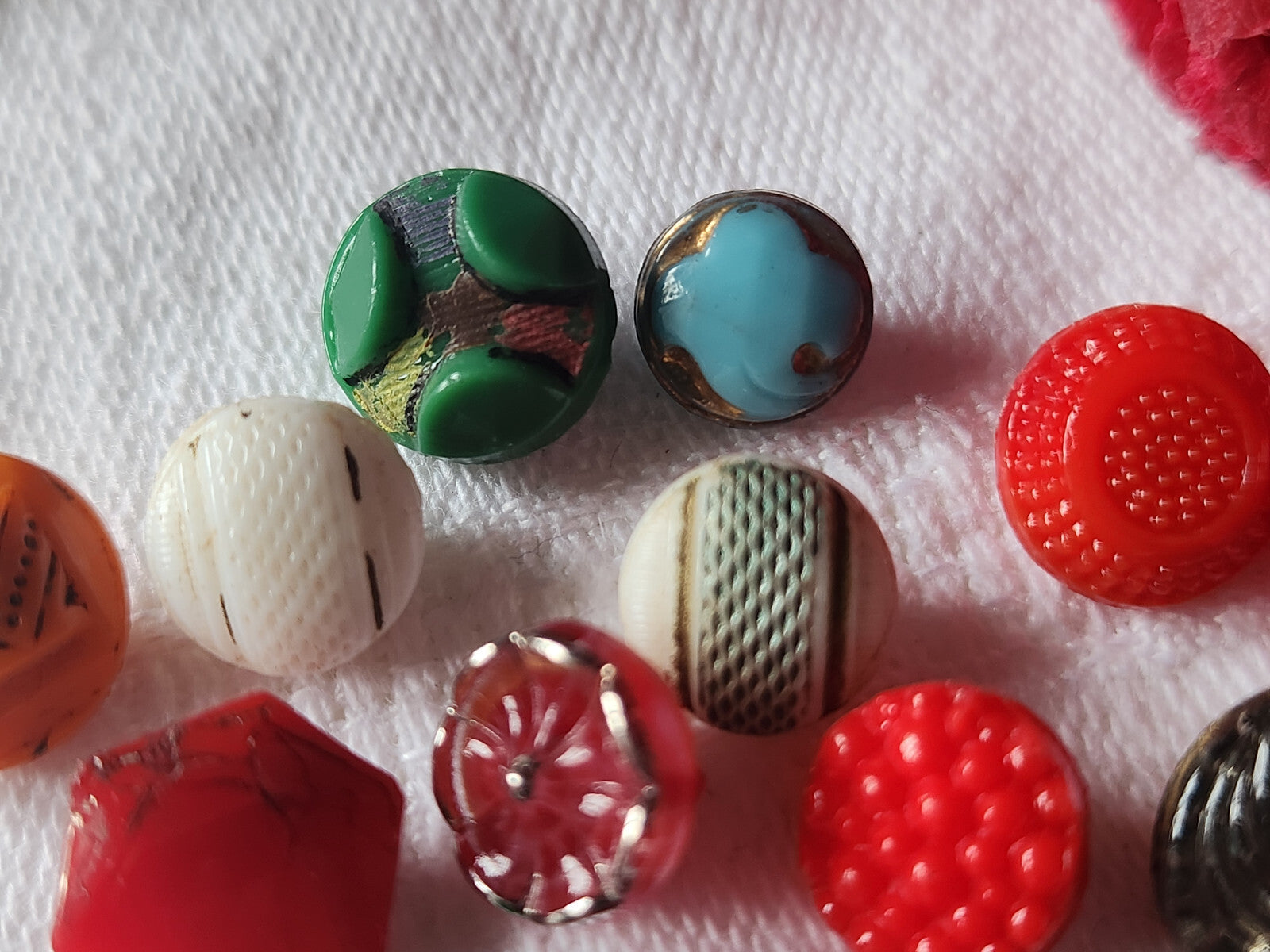 Lot 16 mini boutons anciens en verre  collection 0,7 à 1 cm ref 4847