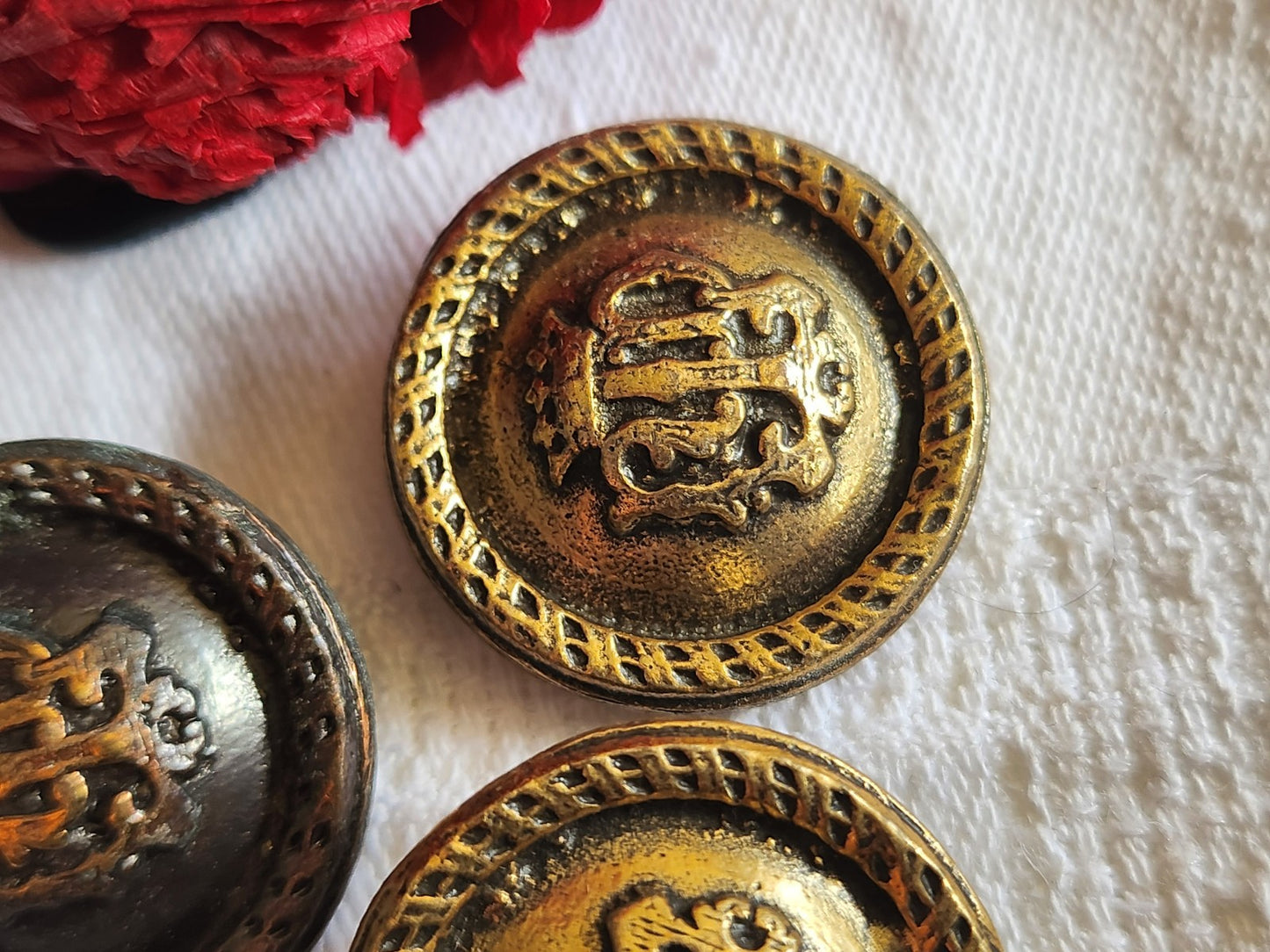 Trio boutons vintage en métal blason gros 2,5 cm neuf ref 1604
