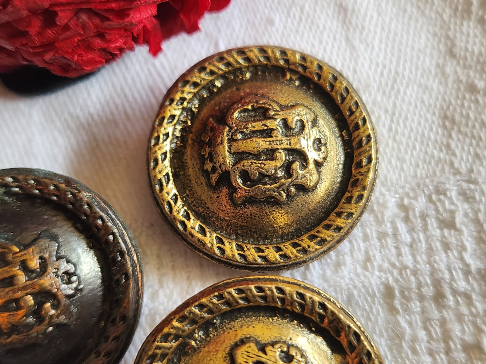 Trio boutons vintage en métal blason gros 2,5 cm neuf ref 1604