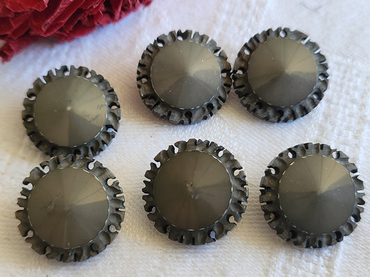 Collection lot 6 boutons anciens sculpté ajouré bord gris 1,8 cm ref 795