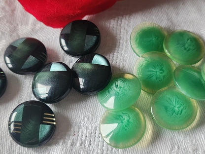 Lot 14 boutons vintage vert deux series pied 1,7 cm ref 5243
