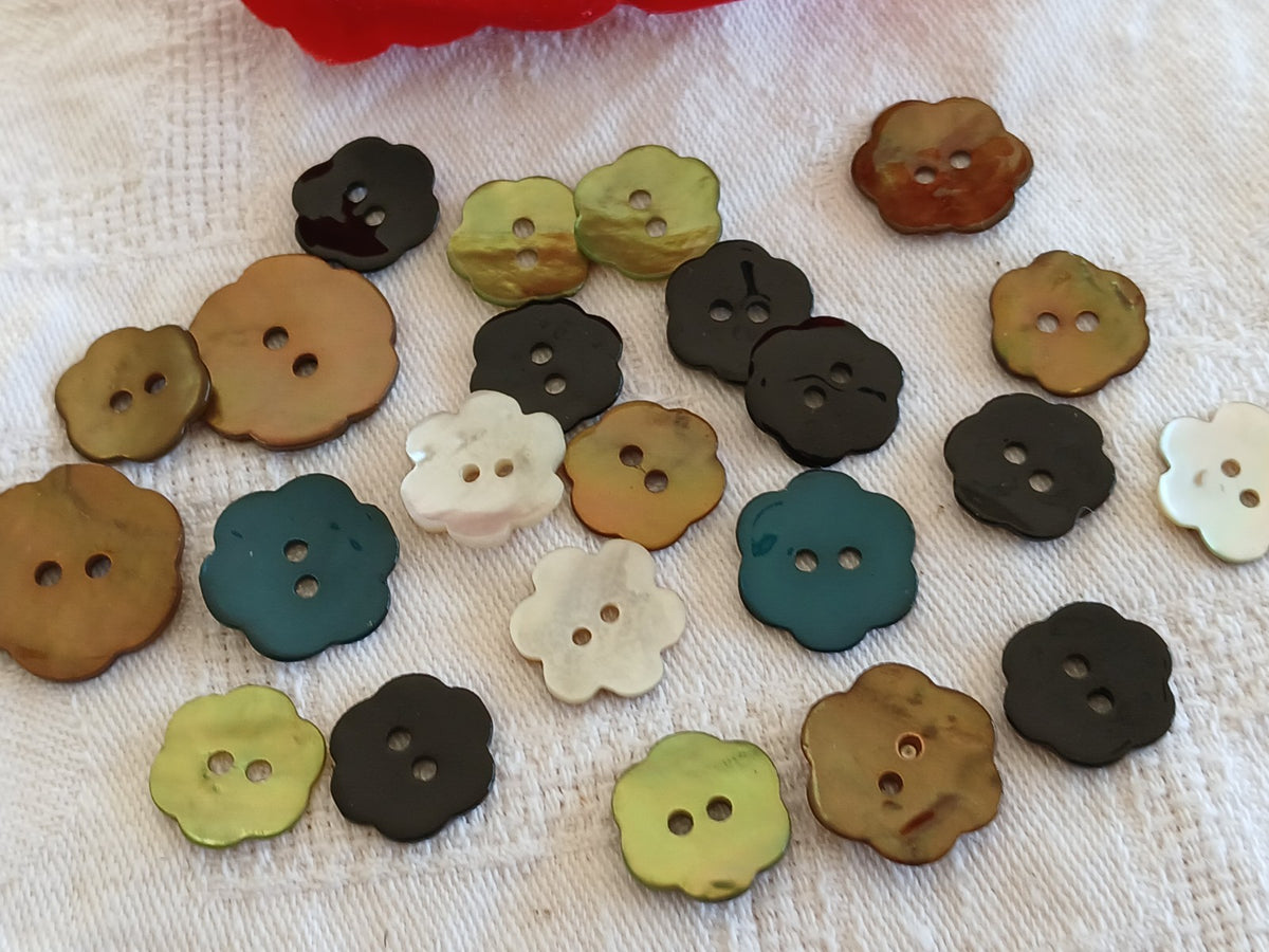 Lot 21 boutons vintage en nacre panaché  fleur 1,5 à 2 cm ref 6481